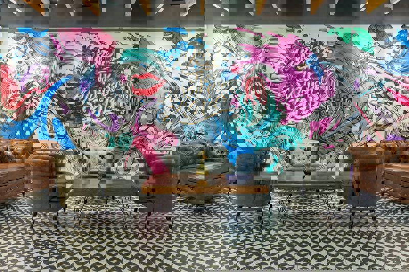 התמונות המושלמות למשרדים: איך לבחור אמנות שמגבירה יצירתיות ושיתוף פעולה