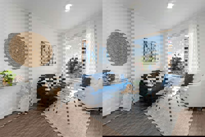 טיפים לעיצוב קירות ריקים עם תמונות